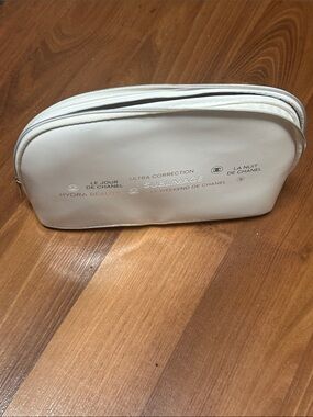 VINTAGE CHANEL LE WEEKEND DE CHANEL WHITE MAKE UP BAG FAUX LEATHER WITH ZIP
